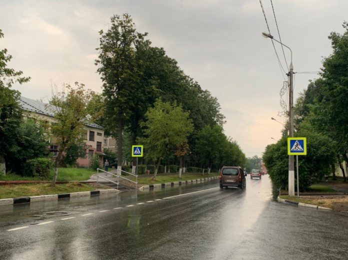 Обустройство подходов к новому пешеходному переходу завершилось на улице Ленина в Климовске