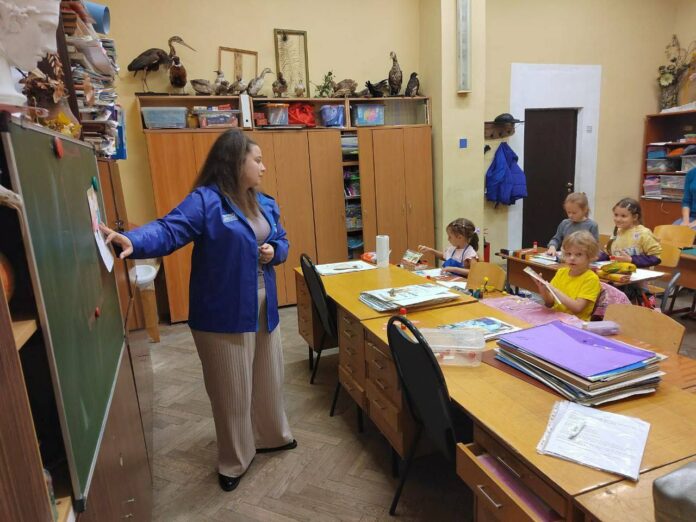 Подольские молодогвардейцы провели творческий мастер-класс в честь дня бабушек и дедушек