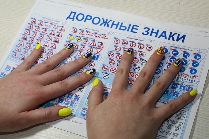 В Подольске ввели новый тренд на маникюр с изображением дорожных знаков