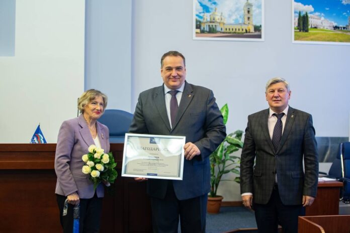 Старейшие члены партии «Единая Россия» получили благодарности