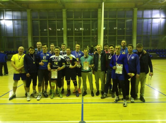 Соревнования по волейболу среди мужских команд прошли в МБУ Спорт-Сервис»