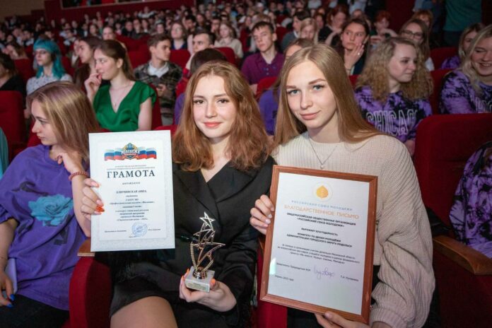 Глава округа вручил Кубок фестиваля «Студенческая весна-2022» коллективу колледжа имени А.В.Никулина