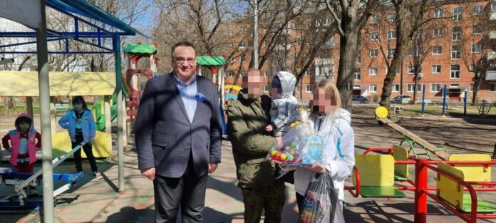 Семью мобилизованного поздравили с наступающим праздником Пасхи