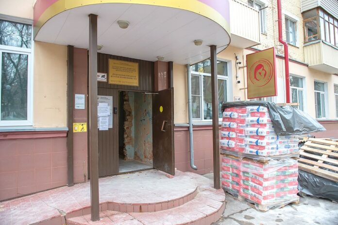 Ремонтные работы ведутся в помещении детской поликлиники на Ревпроспекте