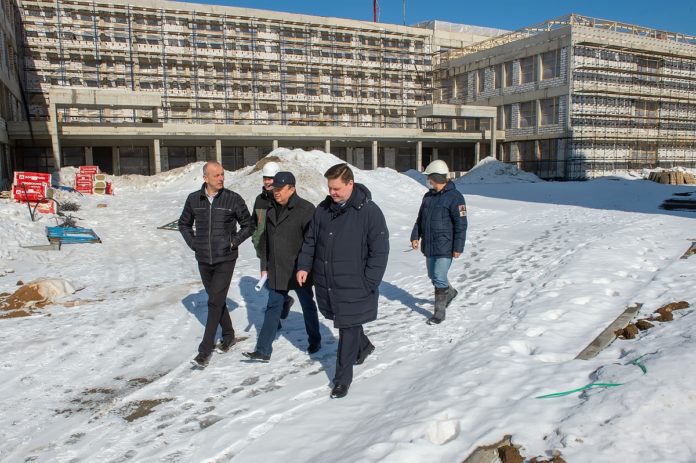 Глава муниципалитета Николай Пестов проконтролировал строительство школ в микрорайоне Кутузово