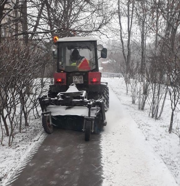 Последствия снегопада устраняют коммунальные и дорожные службы округа
