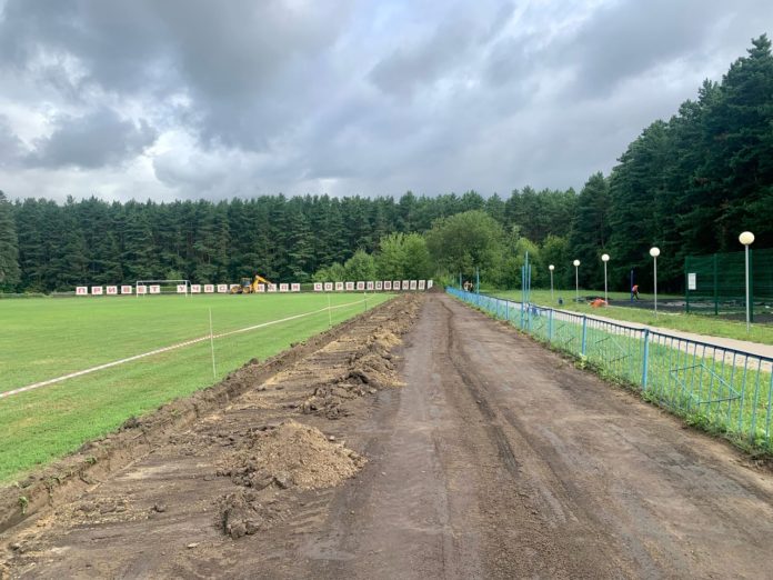 На стадионе «Заречье» ремонтируют беговые дорожки