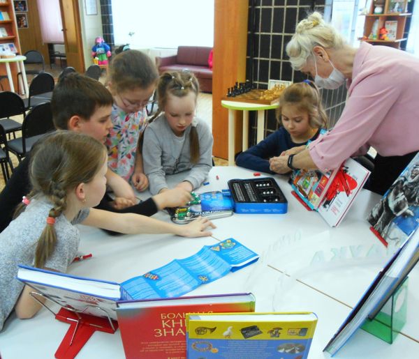 Открытый час «Наука открывает тайны: магнитные истории» состоялся в библиотеке № 2