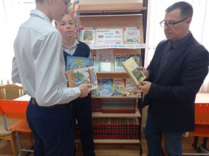 Депутат Совета депутатов совместно с учащимися лицея № 23 передали книги советско-российской литературы библиотечному...