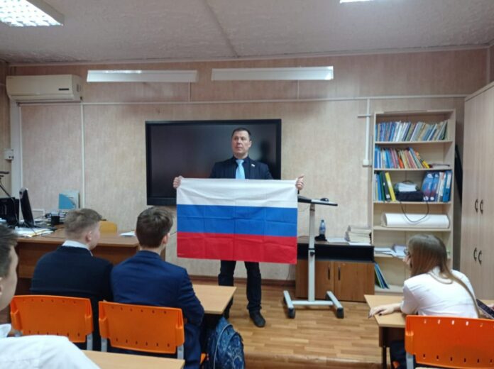 Депутат Совета депутатов организовал и провел интерактивную лекцию с историей праздника «Воссоединение Крыма с...