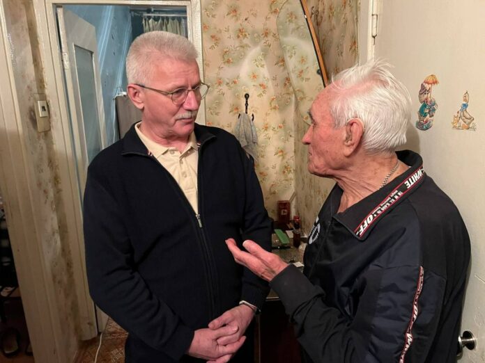 Депутат Мособлдумы поздравил с Новым годом ветерана Великой Отечественной войны