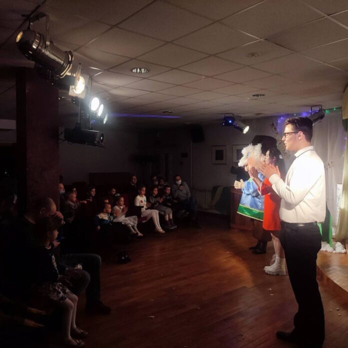 Новогоднее сказочное представление прошло в молодежном центре «Максимум»