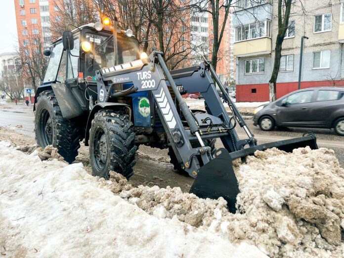 В Подольске муниципальные службы круглосуточно ведут работы по уборке снега и наледи