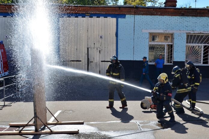 Представители пожарной безопасности из Подольска приняли участие в смотре-конкурсе на звание лучшего звена газодымозащитной...