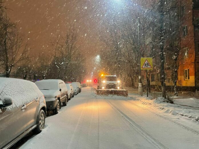 Дорожные и коммунальные службы переведены на усиленный режим работы в связи со снегопадом