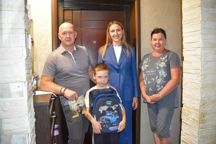 Детям из малообеспеченных семей Подольска продолжают вручать рюкзаки к школе