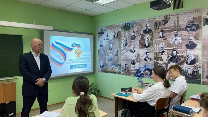 Депутат Денис Бесогонов встретился с учениками старших классов школы №29