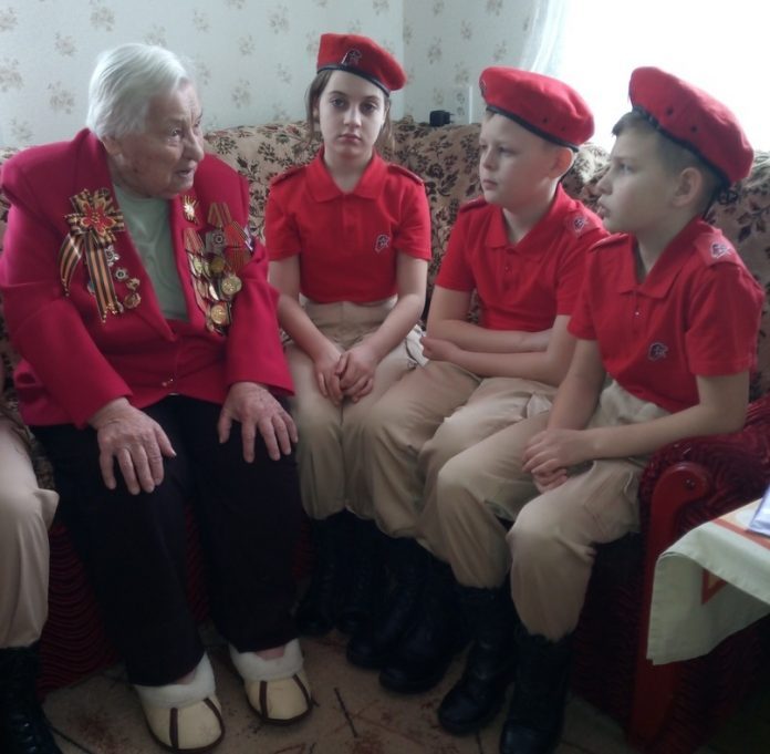Ветерана ВОВ Зинаиду Михайловну Кикоть посетили юнармейцы Львовской школы