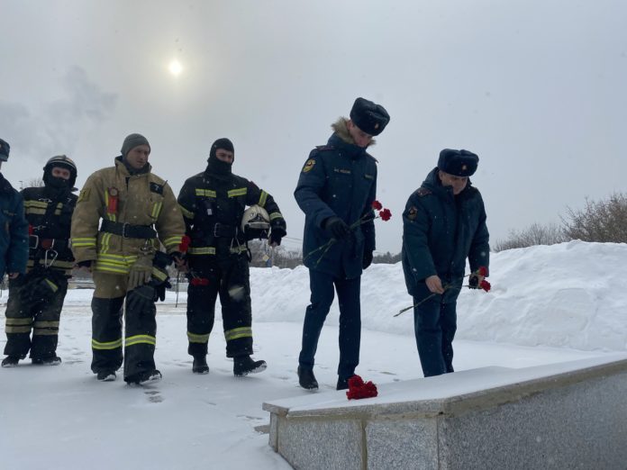 Пожарные и спасатели Подольска почтили память героев Отечества