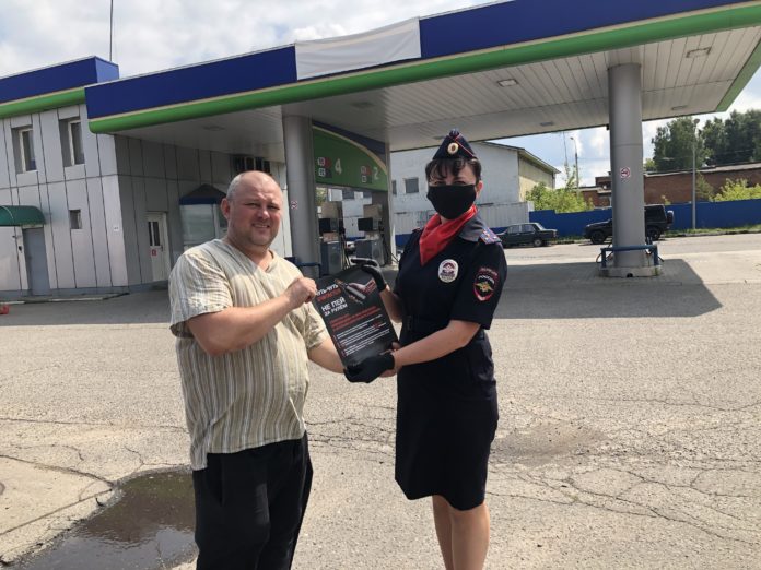 На территориях автозаправочных комплексов состоялись профилактические беседы для водителей