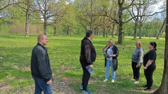 Депутаты фракции «Единая Россия» провели проверку состояния лесной полосы в микрорайоне Климовск