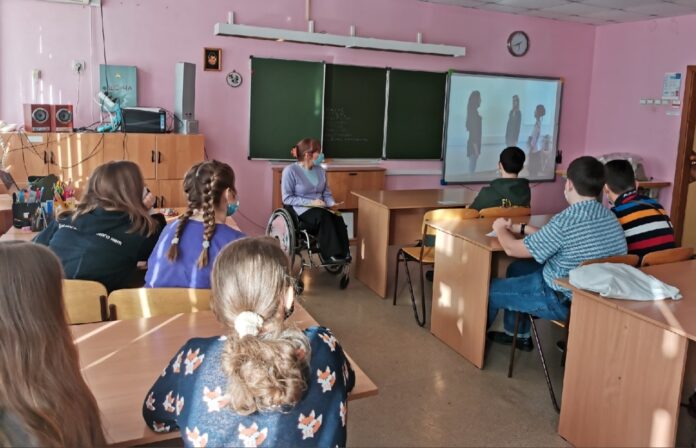 Участники Клуба молодых инвалидов «Эдельвейс» провели занятие для учеников школы № 29 имени П.И....