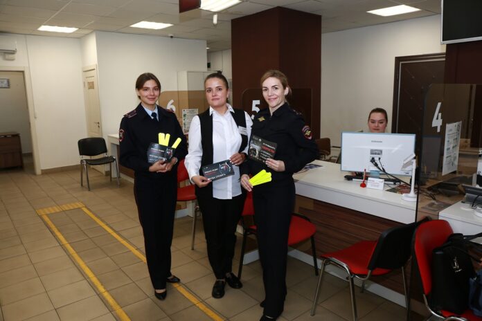 Сотрудники ГИБДД провели профилактическую беседу в МФЦ