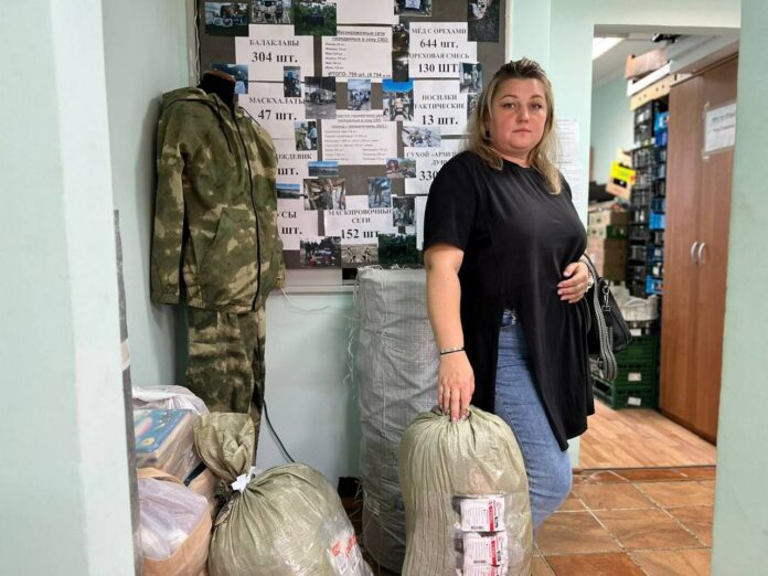 Очередную партию гуманитарной помощи передали супругам военнослужащих