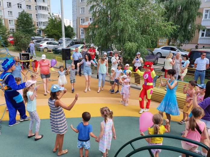 В Кузнечиках состоялась развлекательная программа на детской площадке