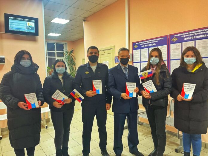 Акцию ко Дню Конституции Российской Федерации провели подольские полицейские и общественники