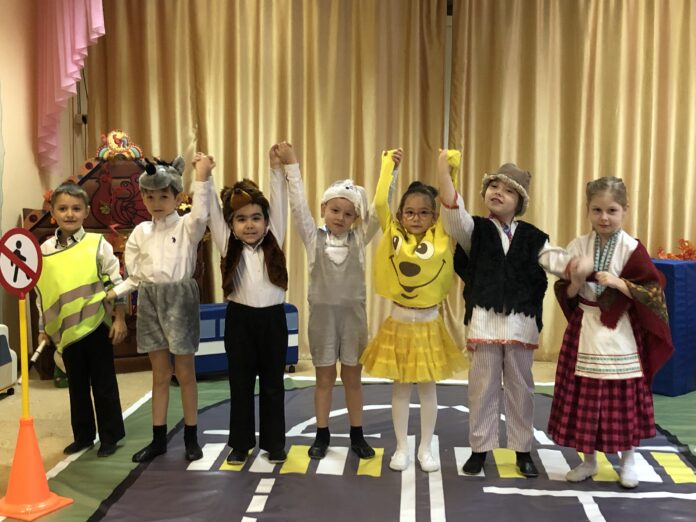 Подольские автоинспекторы совместно с педагогами провели тематическое мероприятие для воспитанников подготовительных групп в мкр....