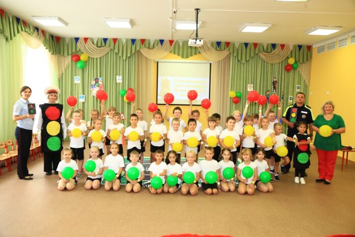 Сотрудники подольской Госавтоинспекции поздравили юных пешеходов  с Международным днём светофора