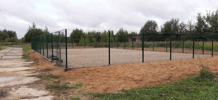 Работы по оборудованию площадки для выгула собак ведутся в Кузнечиках