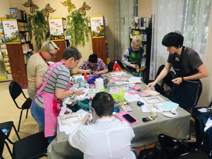 В библиотеке №21 состоялся мастер-класс по декору рамок для фотографий