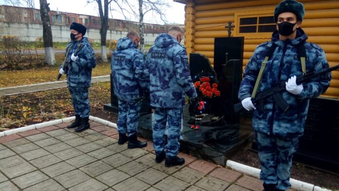 Память сотрудников, погибших при исполнении служебных обязанностей почтили в Подмосковье