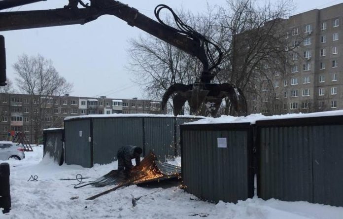 В Городском округе Подольск проводится работа по сносу самовольно установленных металлических гаражных боксов