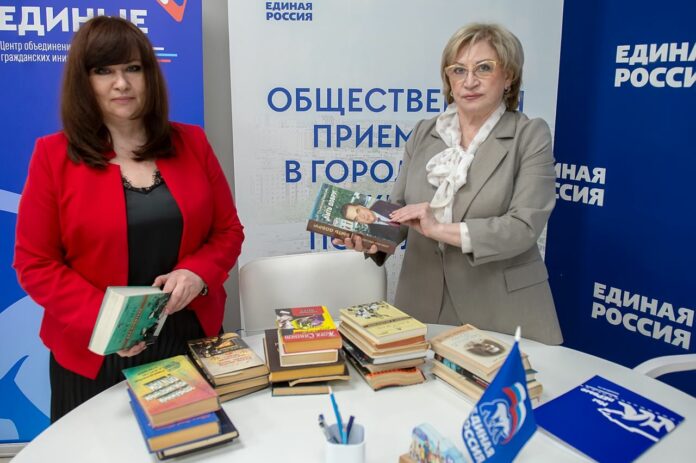 Более 50 экземпляров книг принесли депутаты Горсовета в библиотечный фонд Подольска