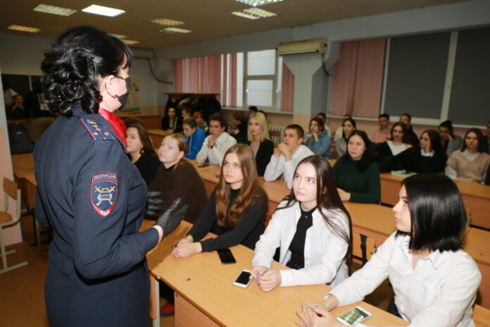 Автоинспекторы провели тематическое мероприятие со студентами подольского колледжа «МОКИТ»