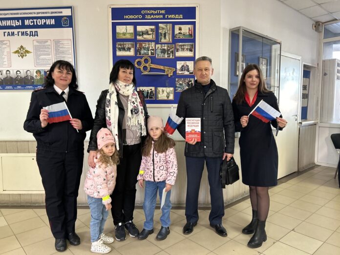 B Подольске сотрудники полиции и председатель Общественного совета провели акцию «Наша страна — Россия»