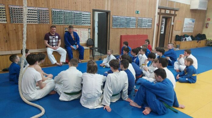 Депутат Совета депутатов совместно с Президентом клуба дзюдо «Русич» рассказали занимающимся в секции о...