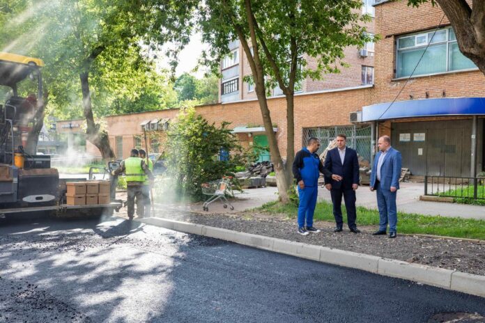 На улице Рабочей ведётся укладка нового дорожного покрытия