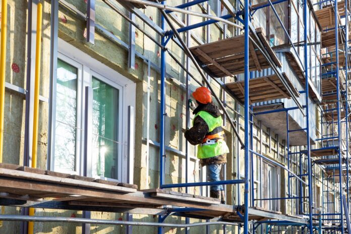 В микрорайонах Климовск и Львовский Дмитрий Жариков проконтролировал ход работ по капремонту многоквартирных домов