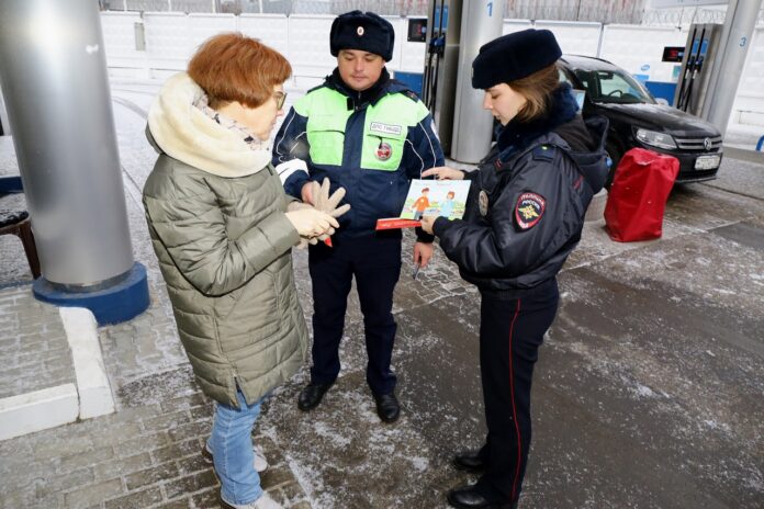 Сотрудники Госавтоинспекции Подольска  провели разъяснительные беседы с водителями на территории автозаправочных комплексов