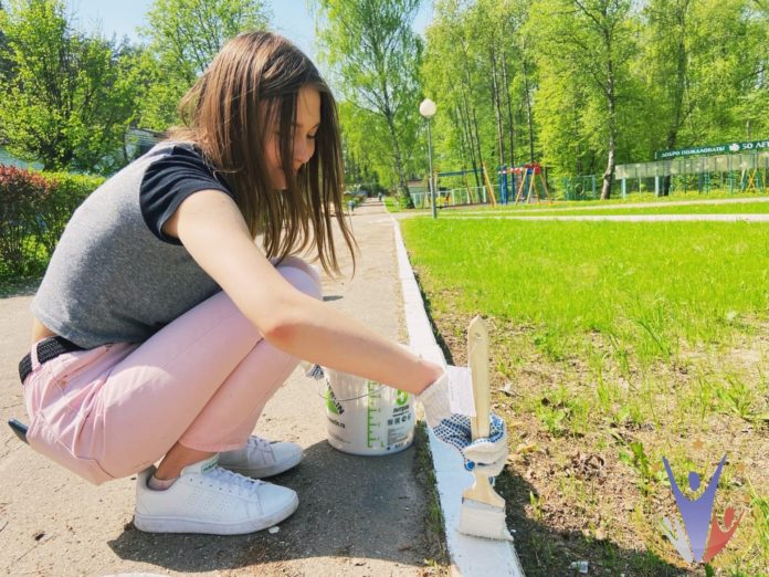 На территории детского сада «Ромашка» прошел субботник совместно с подольской молодежью