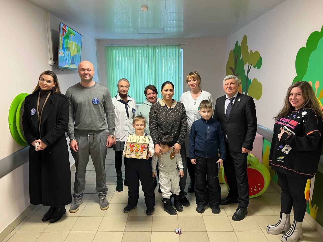 Для маленьких пациентов: депутаты в гостях у поликлиники