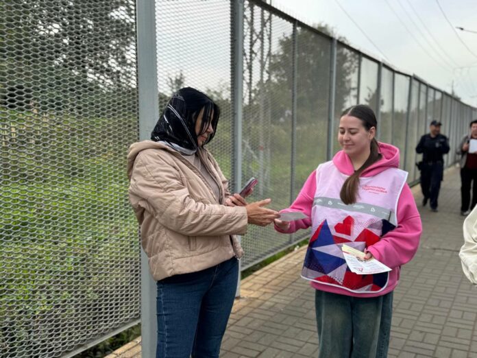 Листовки с правилами безопасности раздали пассажирам на Весенней