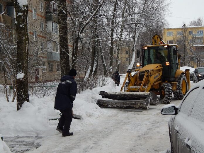За уборкой дворовых территорий от снега в Подольске ведется контроль
