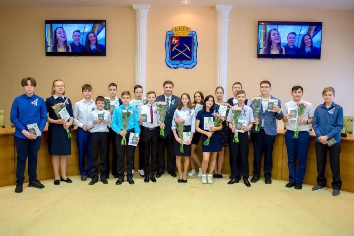 Глава муниципалитета Николай Пестов в День России вручил паспорта юным жителям округа