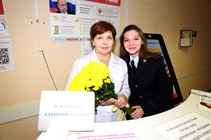 В г.о. Подольск сотрудница Госавтоинспекции поздравила свою маму с Днем матери