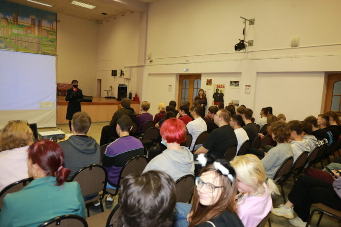 Профилактическую беседу о БДД со студентами колледжа провели подольские автоинспекторы